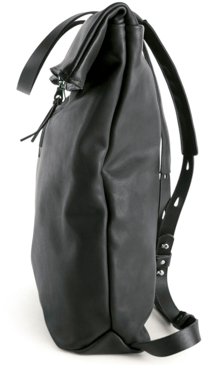 Seitenansicht eines schwarzen Rucksacks 'Nabuku' aus Leder, mit verstellbaren Riemen und minimalistischen Design.