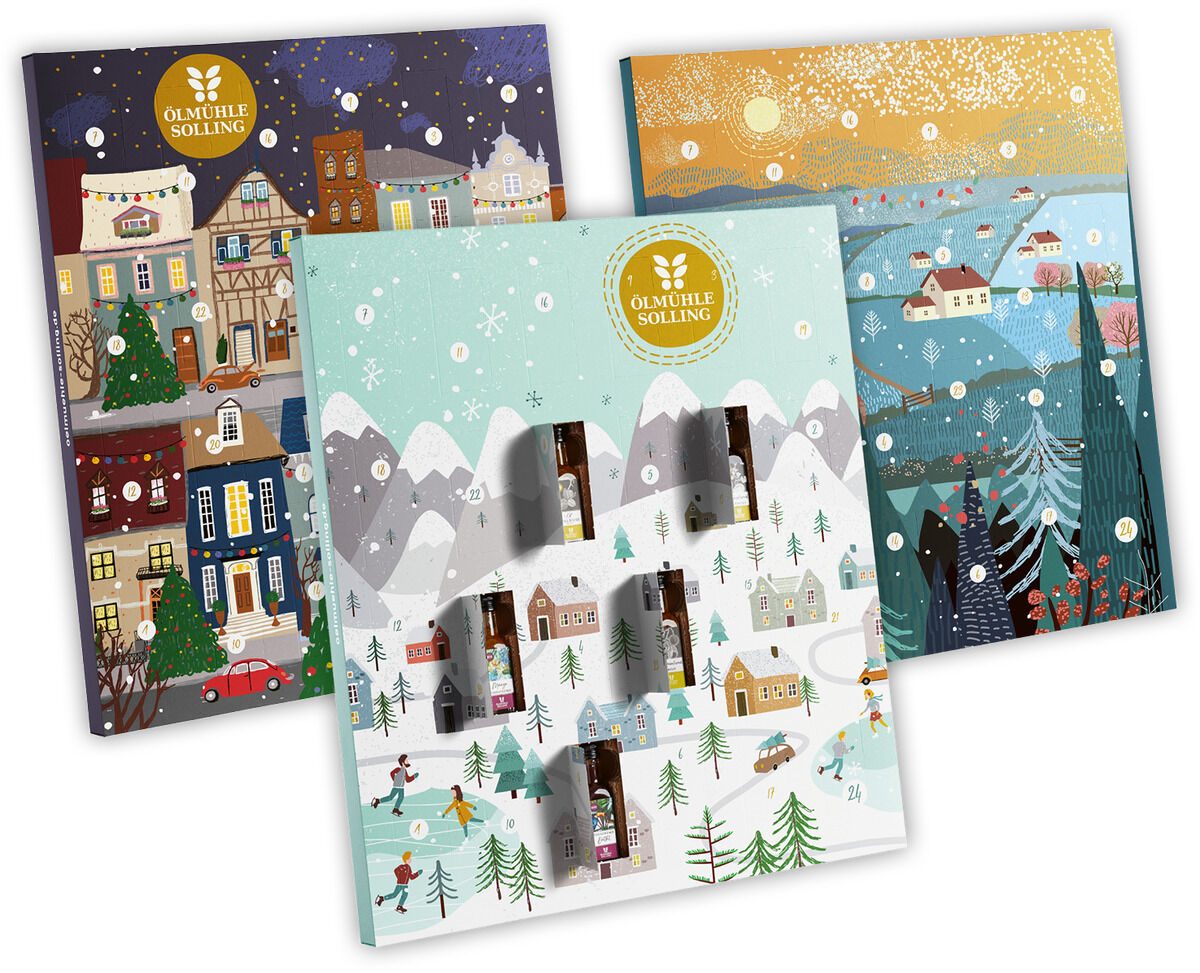Drei festlich gestaltete Adventskalender »Schlittschuhlaufen« 2026 von Ölmühle Solling stehen aneinandergereiht. Sie zeigen winterliche Szenen mit verschneiten Häusern, Berg- und Dorflandschaften, Eisläufern und stimmungsvoller Weihnachtsdekoration.