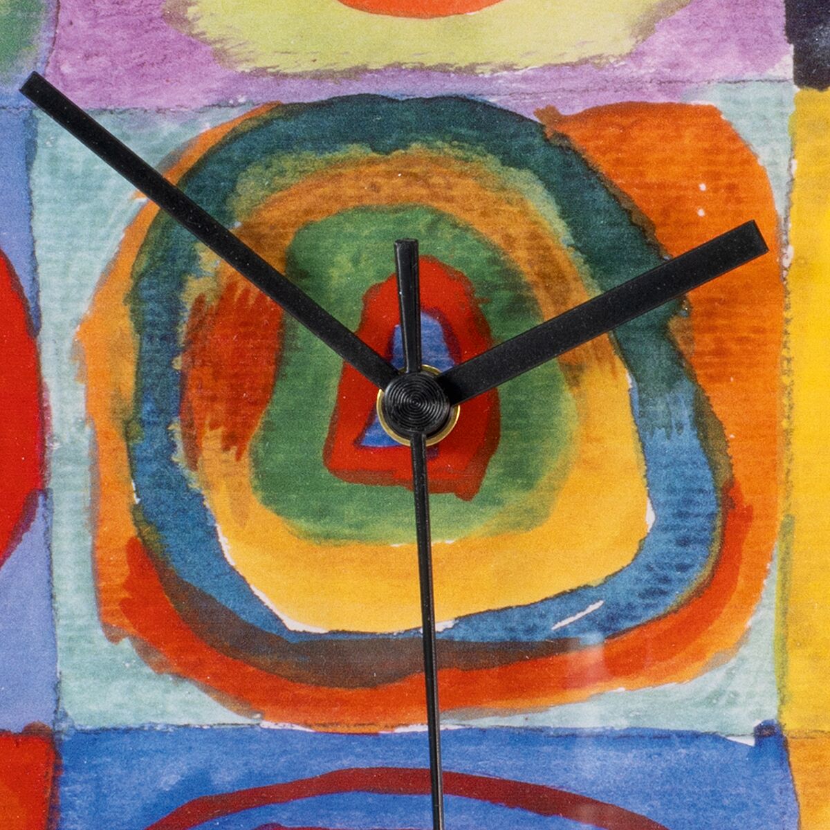 Detailaufnahme der Wanduhr »Farbstudie Quadrate« nach Kandinsky von Ars mundi, mit bunten konzentrischen Rechtecken und Kreisen in kräftigen Farben auf Glas. Schwarze, filigrane Uhrzeiger heben sich kontrastreich vom farbenfrohen Hintergrund ab.