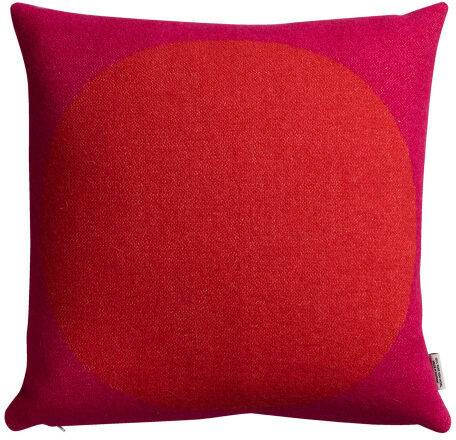 Dieses Bild zeigt das Kissen »ÅSMUND BOLD«, ein quadratisches Dekokissen in einer leuchtend pinken und roten Farbkombination mit einem runden Muster in der Mitte.