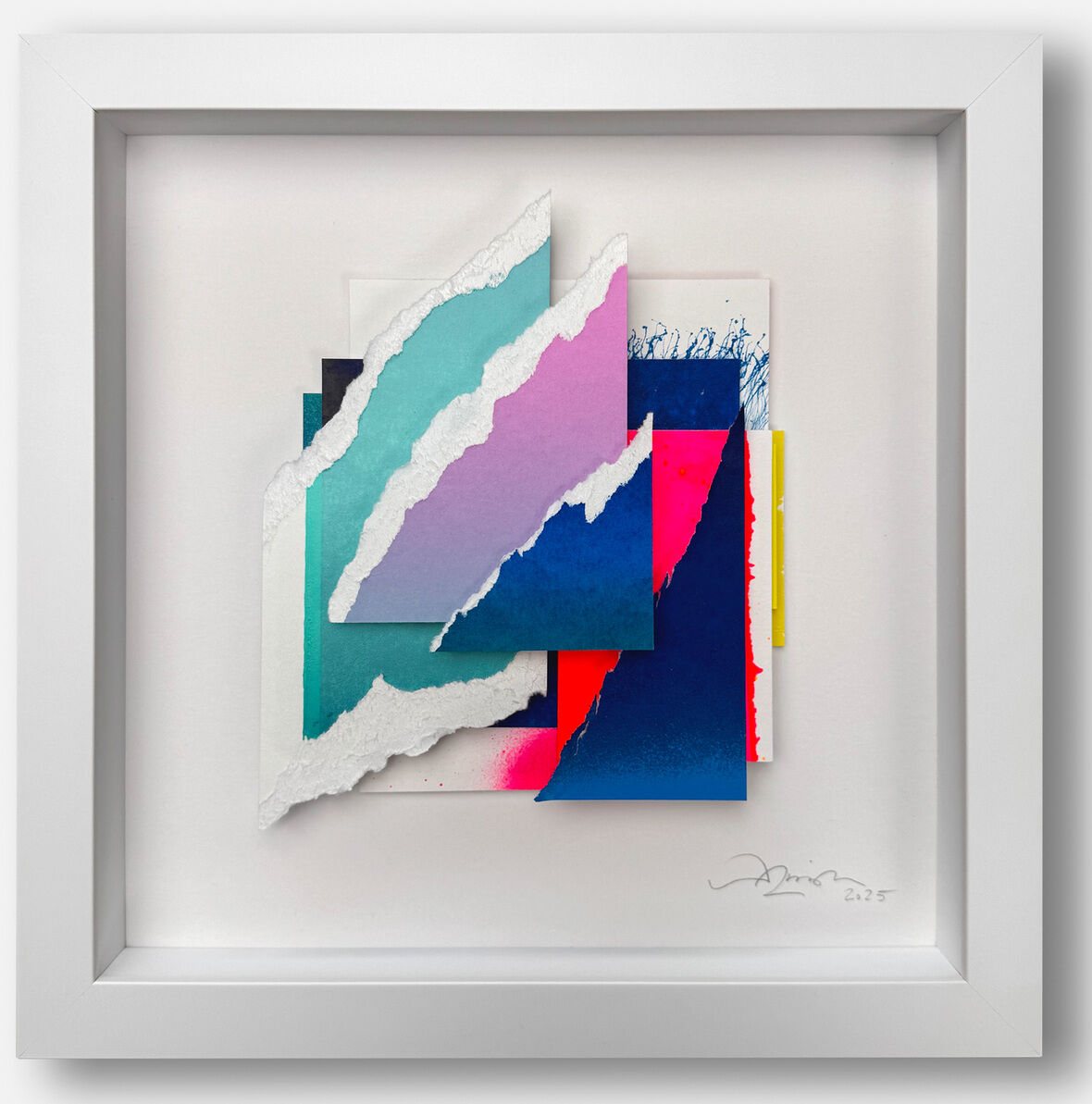 Limitierte gerahmte Collage »Colors in Space - No.53« von Daniel Lisson, handsigniert. Überlagerte, gerissene Papier- und Farbschichten in Türkis, Blau, Pink, Gelb und Violett, dreidimensional im lindenholzgerahmten, quadratischen Objekt unter entspiegeltem Glas.