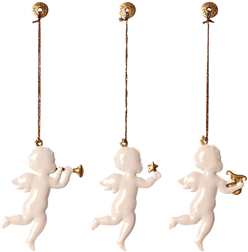 Ein Set von drei keramischen Weihnachtsanhängern in Form von weißen Engeln mit goldenen Details. Jeder Engel hält ein anderes Instrument oder einen Stern in der Hand und hängt an einer goldenen Schnur.