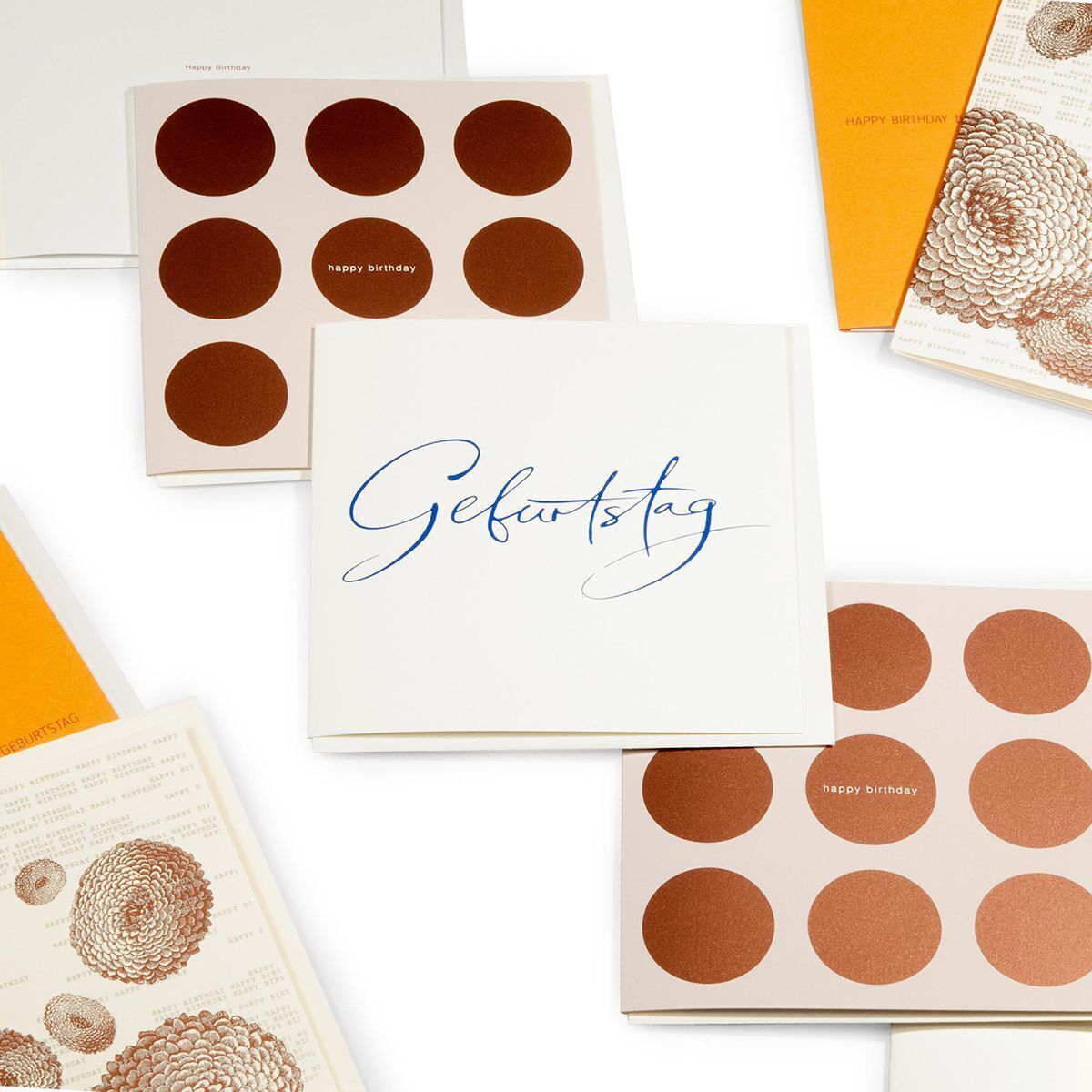 Ein Set aus zehn Geburtstagskarten mit dem Aufdruck 'Zum Geburtstag' in verschiedenen kreativen Designs. Die Karten haben überwiegend weiße, braune, orange und blaue Farbtöne.