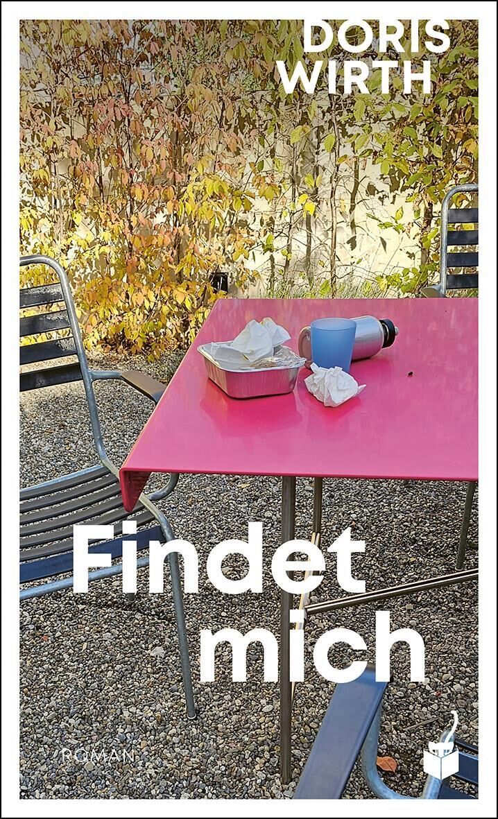 Das Buchcover von 'Findet mich' von Doris Wirth zeigt einen einladenden Gartenbereich mit einem rot gedeckten Tisch, auf dem eine Tasse, eine Lunchbox und zerknülltes Papier liegen. Im Hintergrund stehen Stühle, und eine Hecke mit gelben und grünen Blättern rahmt die Szene ein. Der Titel des Buches und der Name der Autorin sind oben und unten auf dem Cover zu sehen.