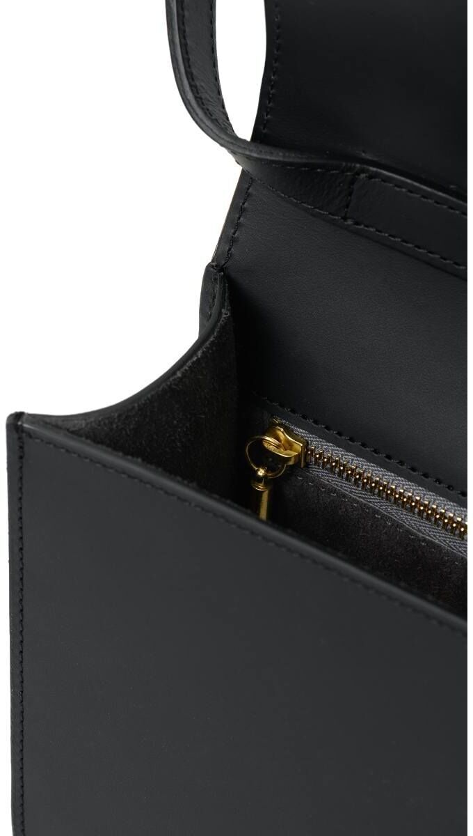 Einblick in eine schwarze Schultertasche aus Leder mit goldfarbenem Reißverschluss und Innentasche in der ZEIT-Sonderedition.