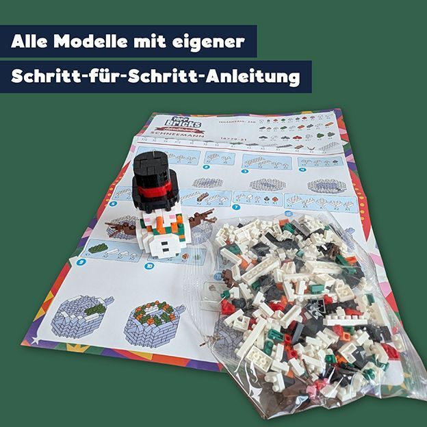 Mehrfarbiger Hintergrund mit einer Schritt-für-Schritt-Anleitung zum Bauen von Modellen aus Klemmbausteinen, einer Tüte voller bunter Bausteine und einem bereits aufgebauten Schneemann. Oben steht: 'Alle Modelle mit eigener Schritt-für-Schritt-Anleitung'.
