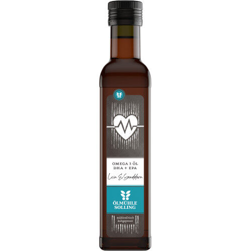 Ein Set aus drei braunen Glasflaschen mit schwarzem Schraubverschluss, gefüllt mit Omega 3 Öl aus Lein und Sanddorn. Die Etiketten zeigen ein stilisiertes Herzmotiv und den Markennamen "Ölmühle Solling". Das Produkt steht aufrecht und ist für eine bewusste Ernährung geeignet.