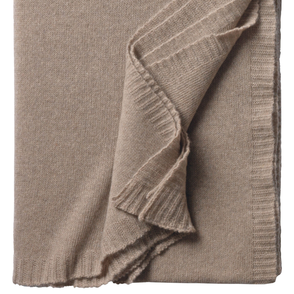Die Abbildung zeigt eine naturbraune Kaschmirstola namens "Donna", ordentlich zusammengelegt. Ein Teil der Stola ist elegant umgeschlagen und offenbart die feine, gleichmäßige Strickstruktur mit breitem Rippabschluss. Das Material wirkt weich und luxuriös.