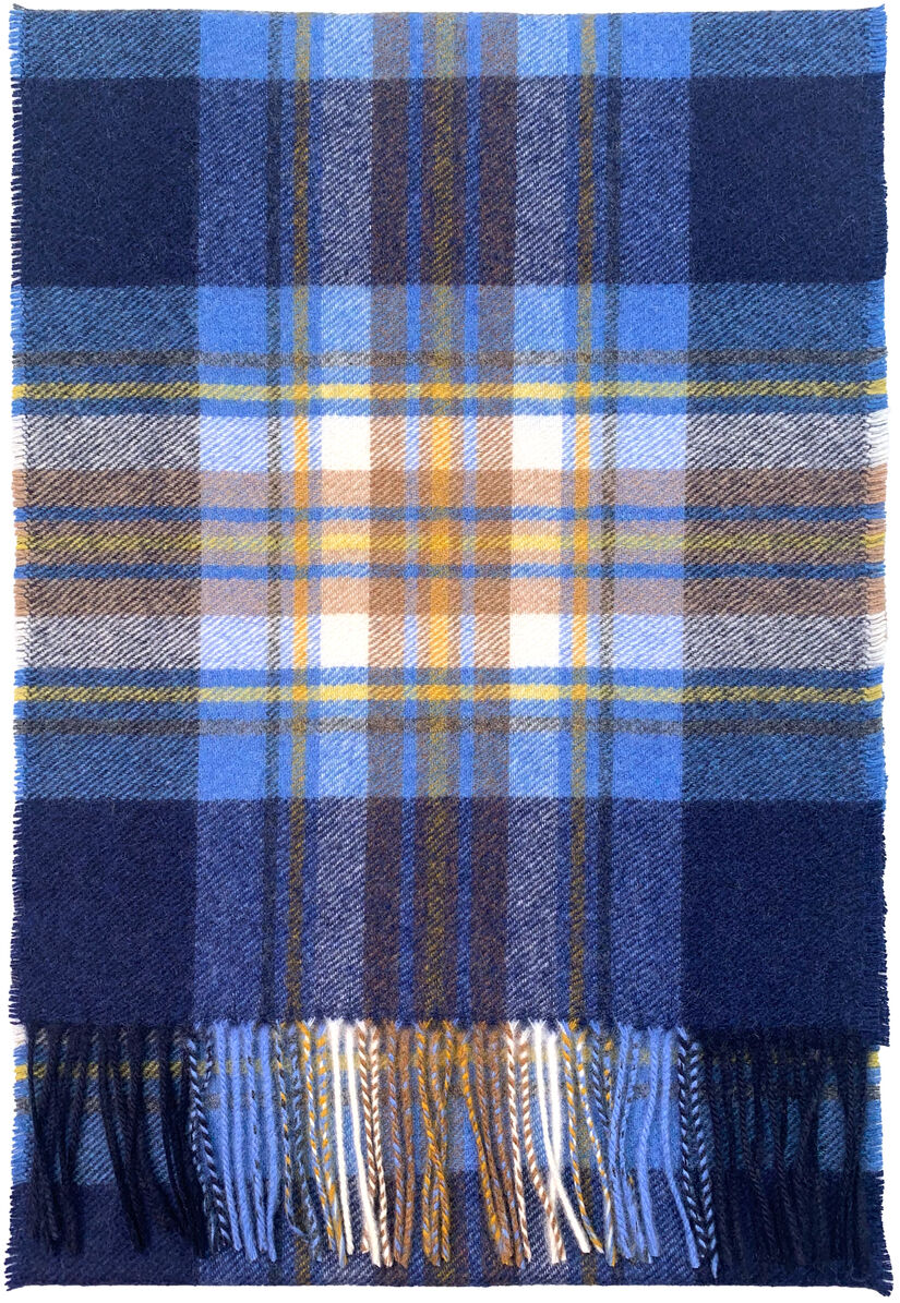 Kaschmirschal 'Richard' in verschiedenen Blautönen mit kariertem Muster und Fransen am Rand. Der Schal liegt flach ausgebreitet auf weißem Hintergrund. Perfekt als wärmendes Accessoire für die kalte Jahreszeit und stilvolles Mode-Statement.