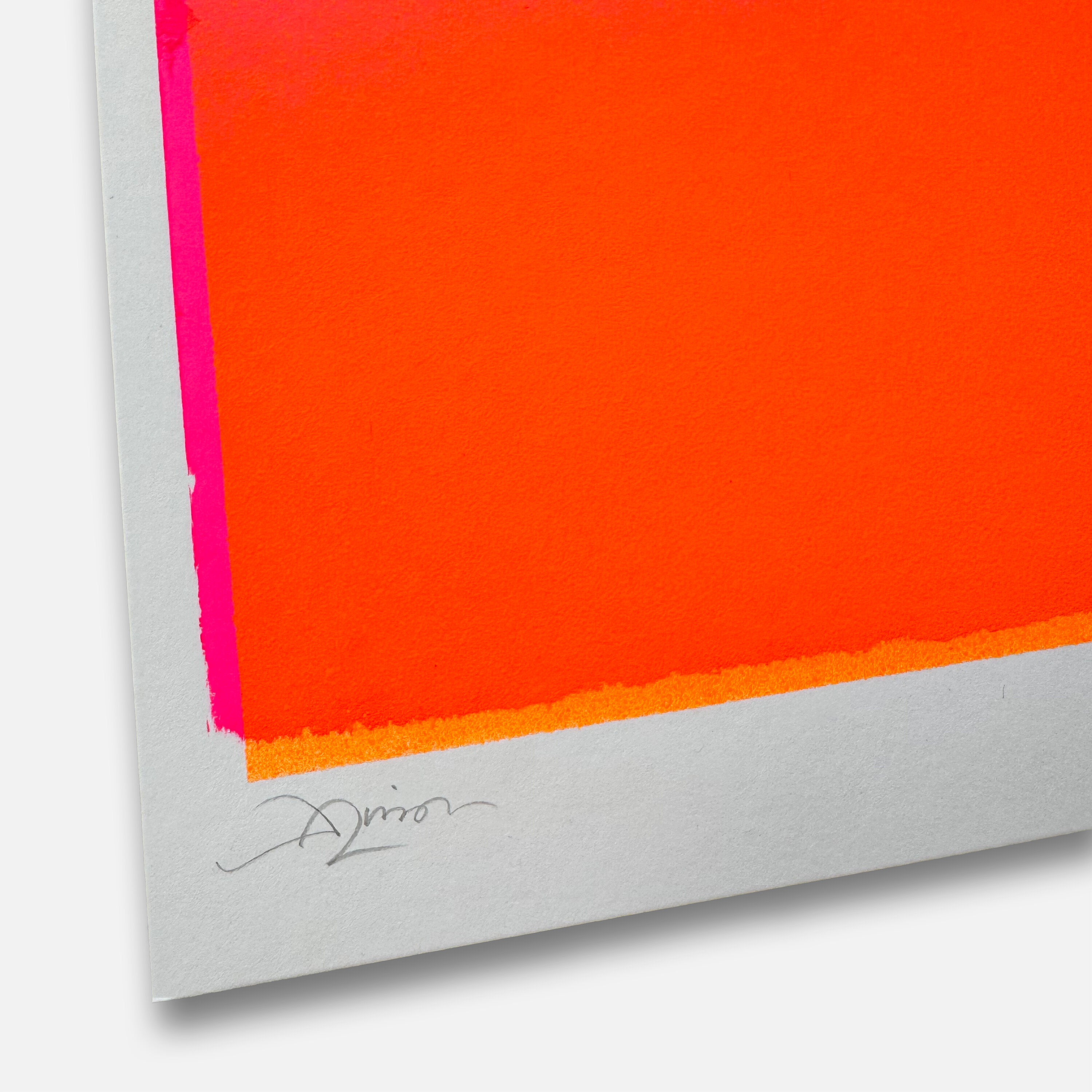Das Bild zeigt ein modernes, abstraktes Kunstwerk in dominanten Farben Pink und Orange aus der ZEIT-Sonderedition »Imagine«. Die kräftigen Farbfelder sind auf einem weißen Untergrund angeordnet. Das Werk ist signiert und wirkt minimalistisch sowie kontrastreich, ideal als dekoratives Element für moderne Wohn- oder Arbeitsräume.