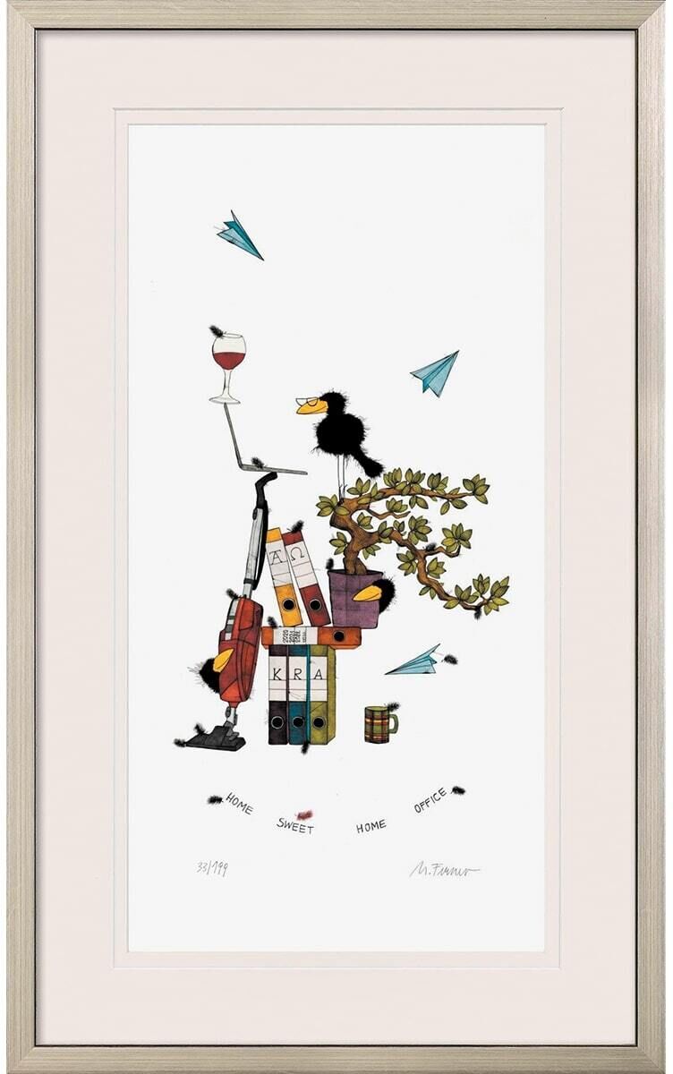 Ein humorvoller Kunstdruck von Michael Ferner mit dem Titel »Home Sweet Home Office (II)«. Das Bild zeigt einen Vogel, der auf einem Bücherstapel sitzt, mit einem Weinglas neben sich und Papierfliegern, die umherfliegen. Die Farben sind überwiegend Weiß, Schwarz, Braun, Grün und Rot.