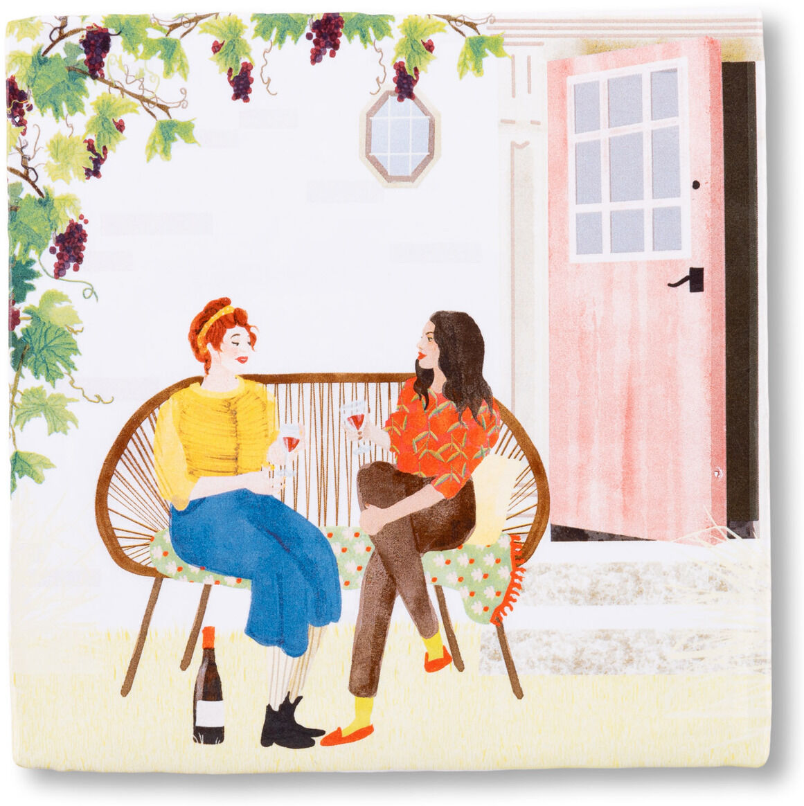 Keramikfliese mit dem Motiv zweier Frauen, die auf einer Terrasse sitzen und Wein trinken, umgeben von Weinreben und einer Flasche Wein auf dem Boden.