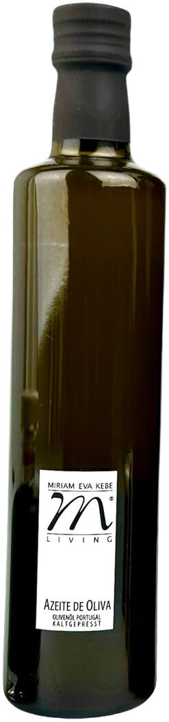 Auf weißem Untergrund steht eine elegante, hohe Flasche mit dunkelgrünem Glas und schwarzem Schraubverschluss. Das Etikett zeigt das Kebe Living Logo und den Schriftzug "Aceite de Oliva", was Olivenöl auf Spanisch bedeutet. Die Flasche vermittelt hochwertigen, edlen Eindruck.
