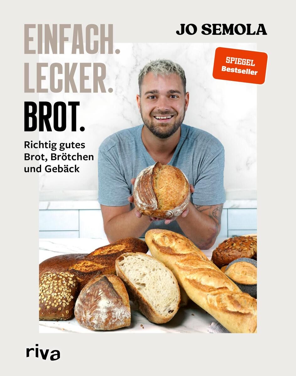 Ein Mann hält lächelnd ein rundes Brot in der Hand, umgeben von verschiedenen Broten und Brötchen. Titel des Buches: 'Einfach. Lecker. Brot.' von Jo Semola, ein Spiegel-Bestseller, veröffentlicht vom Riva Verlag.