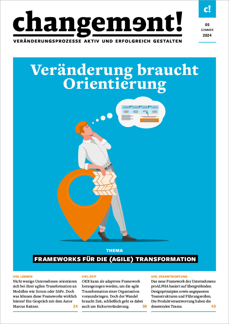 Ein Magazincover mit dem Titel 'changement Ausgabe 05/2024: Veränderung braucht Orientierung'. Das Bild zeigt eine nachdenkliche Person vor einer großen orangen Markierung. Der Hintergrund ist hauptsächlich blau und der Titel ist in Weiß und Schwarz. Das Thema ist 'Frameworks für die (agile) Transformation'.