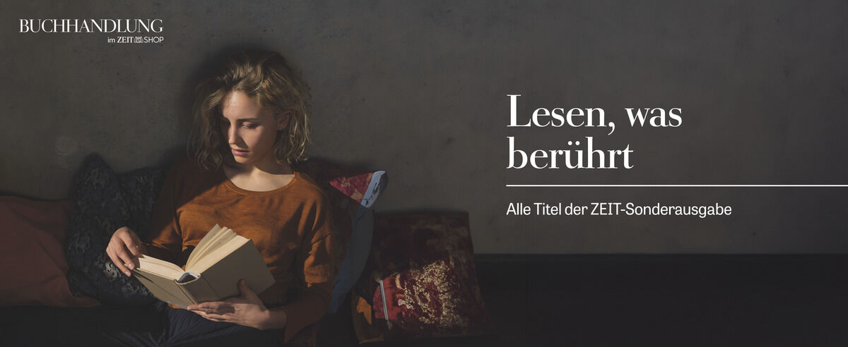 Ein Werbebild der ZEIT-Edition »100 Bücher, 100 Lebensgefährten«, in dem eine Person auf einem Sofa sitzt, ein Buch liest und im Hintergrund ein dekoratives Kissen zu sehen ist.