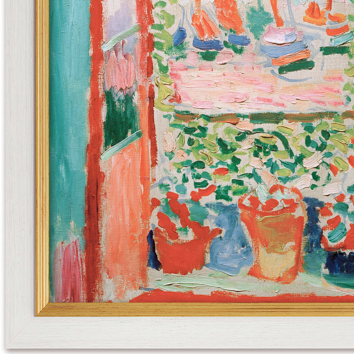 Ausschnitt vom Gemälde "Offenes Fenster in Collioure" (1905) von Henri Matisse, Motiv mit blühender Fensterbank, Blumentöpfen und offenen Blick nach außen, deutliche Pinselstriche. Weiß-goldener Massivholzrahmen, lebhafte Farben wie Rosa, Grün, Orange und Blau.