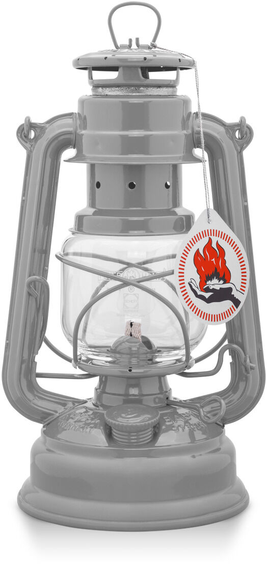 Sturmlaterne aus Metall in grauer Farbe mit transparentem Glaszylinder und einem Docht. Die Lampe hat eine Retro-Design, geeignet für Outdoor und Camping.