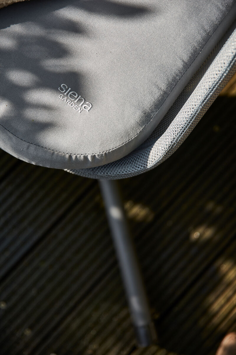 Detailaufnahme eines grauen Hängesessels »Yobaya« von Siena Garden mit einem robusten Stahlgestell auf einer Holzterrasse.