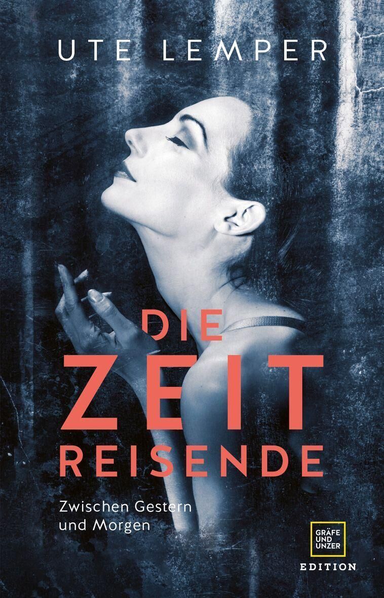Das Buchcover von 'Die Zeitreisende' von Ute Lemper zeigt eine stilisierte, monochrome Darstellung der Künstlerin mit nach oben gerichteten Blick auf dunklem Hintergrund. Der Buchtitel ist in roter Schrift prominent dargestellt.