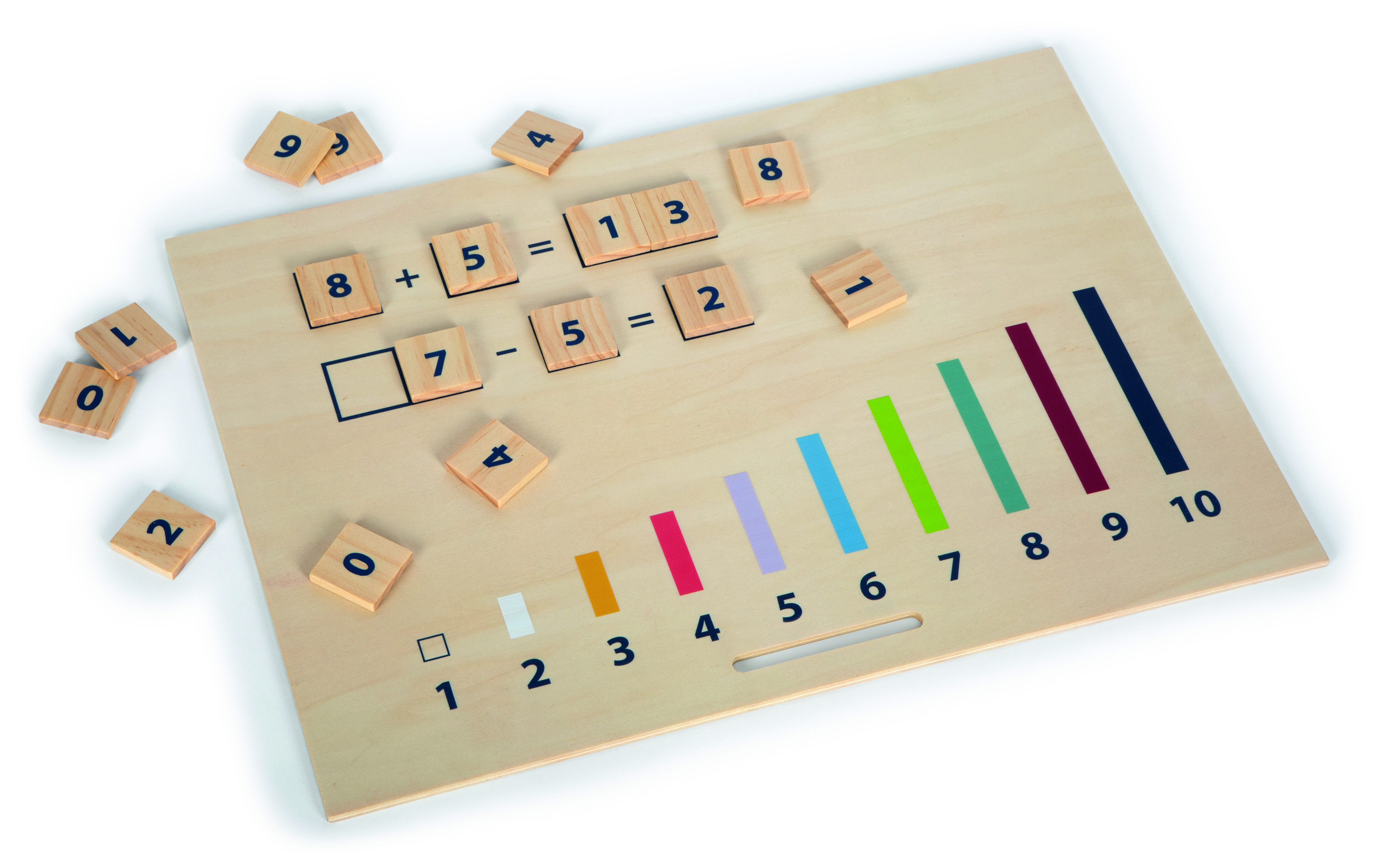 Holztablett mit Zahlen- und Rechenplättchen sowie farbigen Rechenstäbchen zur Förderung von mathematischen Fähigkeiten bei Kindern, geeignet als Lernmaterial für Vorschule und Grundschule.