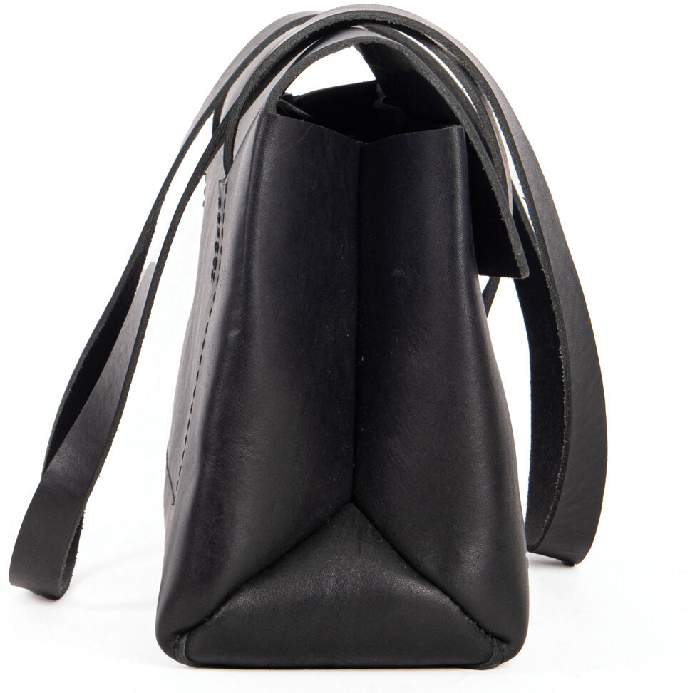 Aufrecht stehende schwarze Schultertasche aus hochwertigem Sattlerleder/Kernleder der Marke Harold's Lederwaren. Deutliche Nahtführung, strukturierte Oberfläche, breite Trageriemen. Die Tasche ist schlicht und wirkt robust sowie stilvoll. Hintergrund weiß.