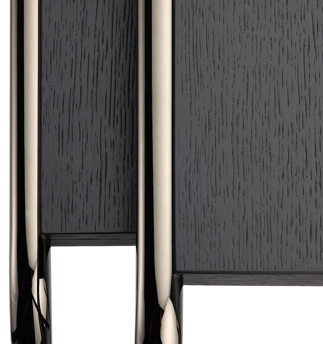 Detailaufnahme eines modernen Beistelltischs der ZEIT-Sonderedition »B9a/b« von Thonet mit glänzenden Metallrahmen und strukturierter dunkler Oberfläche.