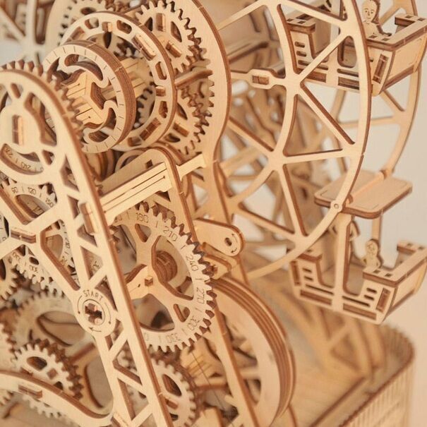 Ein detailliertes 3D-Holzmodell eines Riesenrads, bestehend aus zahlreichen ineinandergreifenden Zahnrädern und feinen Holzteilen.