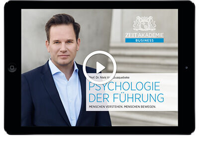 Ein Seminar der Zeit Akademie mit dem Titel 'Psychologie der Führung'. Eine männliche Person in einem Anzug ist auf einem Tablet-Computer zu sehen. Der Text lautet: Menschen verstehen, Menschen bewegen.