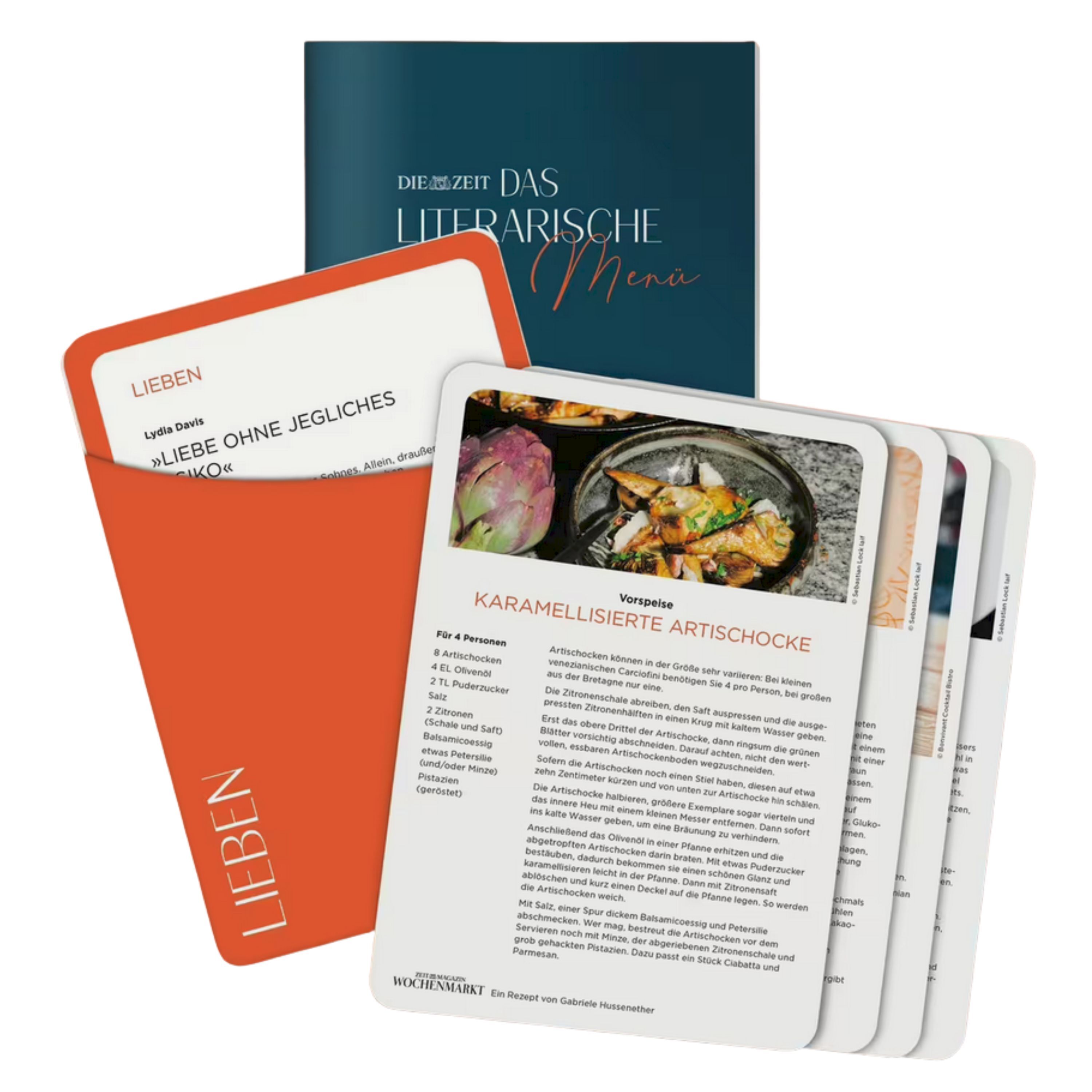 Mehrere thematisch gestaltete Karten und ein Booklet der ZEIT-Edition »Das literarische Menü« liegen fächerförmig aus. Sichtbar sind eine Literaturkarte zum Thema Lieben und eine Rezeptkarte für karamellisierte Artischocke, daneben weitere, teils nur angedeutete Karten. Das Booklet ist dunkelblau mit weiß-orangefarbener Aufschrift.