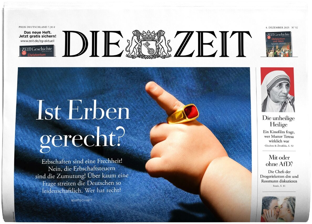Die Titelseite der Wochenzeitung DIE ZEIT 52/2025 zeigt eine Kinderhand auf dunkelblauem Stoff, der Daumen trägt einen großen goldenen Ring mit rotem Stein. Darüber steht die Schlagzeile: 'Ist Erben gerecht?' sowie weitere Textausschnitte. Oben prangt das ZEIT-Logo.