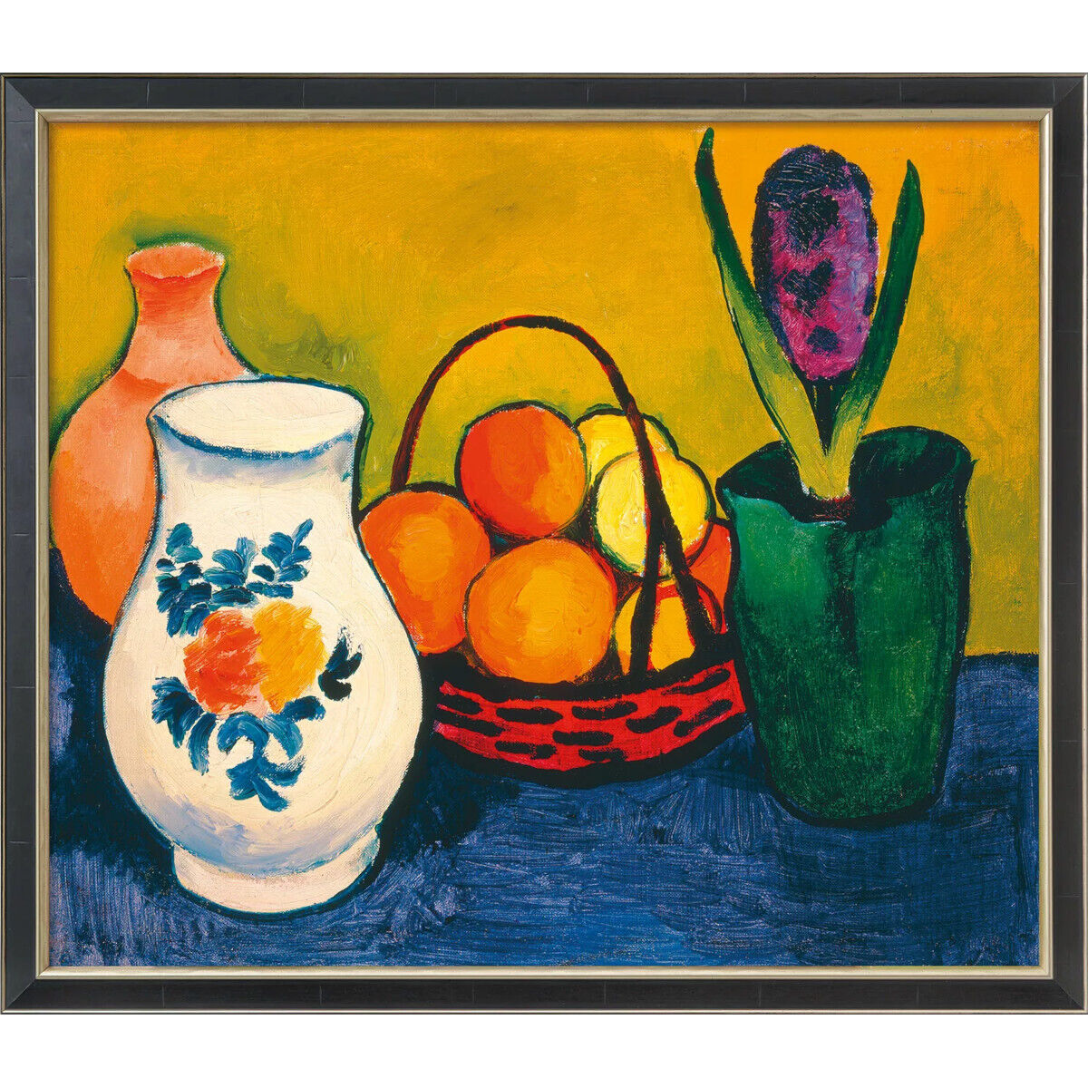 Ein Gemälde von August Macke aus dem Jahr 1910, dargestellt in einem schwarz-silbernen Rahmen. Das Bild zeigt einen weißen Krug mit blauen Blumenmustern, einen Korb mit Orangen und Zitronen sowie eine grüne Vase mit einer Blumenknospe vor einem gelben Hintergrund.