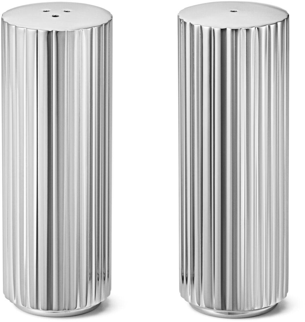 Zwei zylindrische Salz- und Pfefferstreuer »Bernadotte« aus silbernem Edelstahl mit senkrechten Rillen in minimalistischem Design.