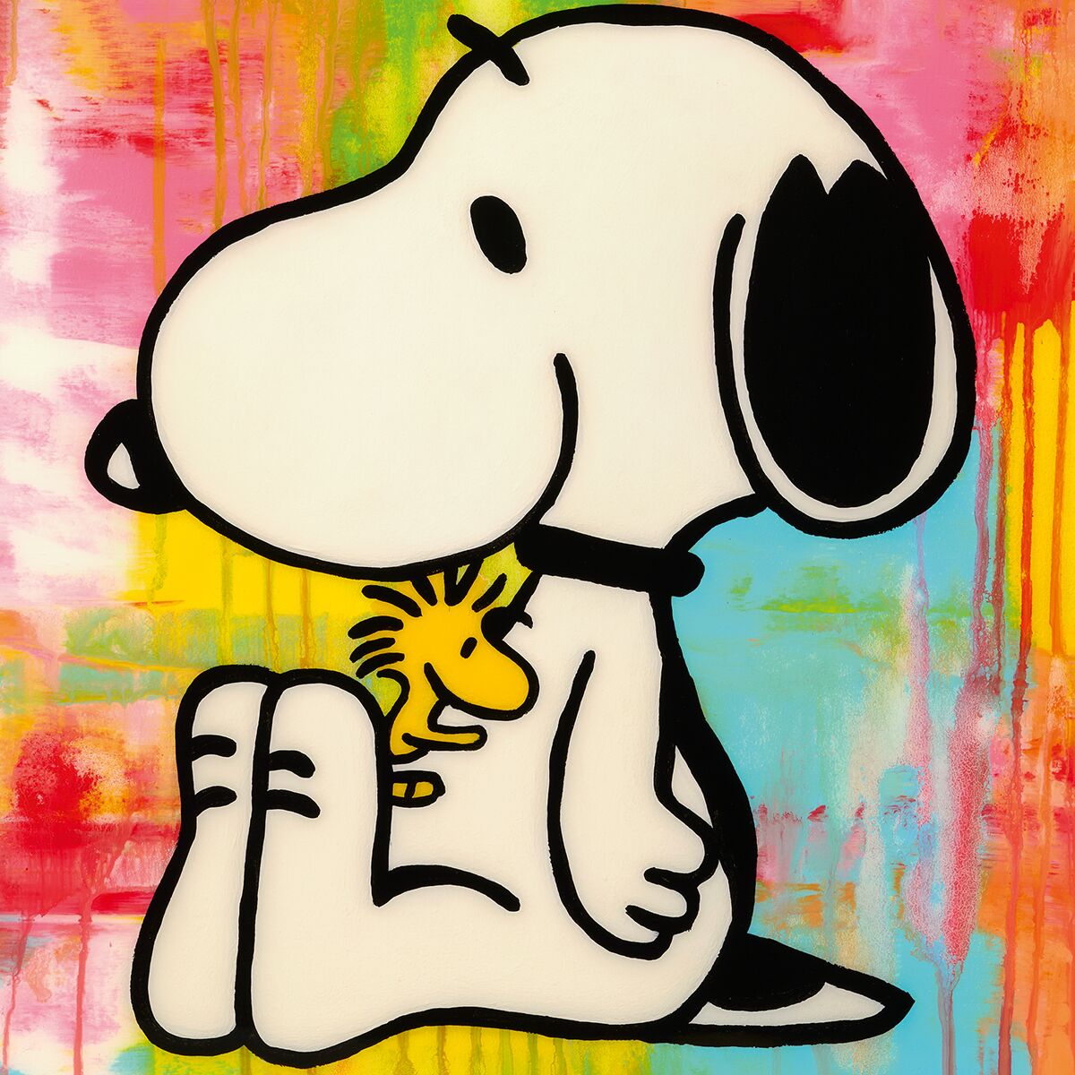 Das Bild zeigt Snoopy im Profil, sitzend mit geschlossenen Augen und einem entspannten Lächeln. In Snoopys Armen sitzt Woodstock, ein gelber Vogel. Der Hintergrund ist bunt, abstrakt gemalt mit kräftigen Farben wie Pink, Blau, Gelb und Grün.