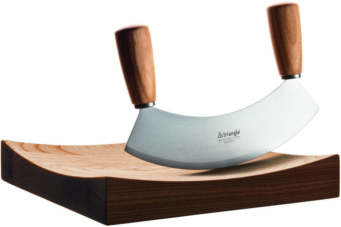 Ein hochwertiges Wiegemesserbrett »Soul« aus Holz mit einem Wiegemesser aus Edelstahl und Holzgriffen.