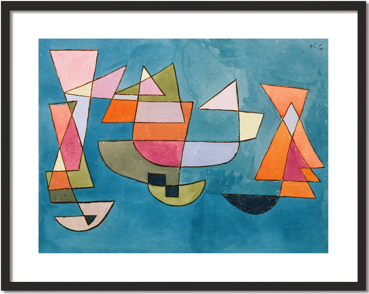 Ein Gemälde von Paul Klee aus dem Jahr 1927 mit dem Titel »Segelschiffe«. Es zeigt abstrakte, geometrische Formen und Segelboote in verschiedenen Farben wie Blau, Grün, Rosa, Rot, Orange und Schwarz auf einem bläulichen Hintergrund.