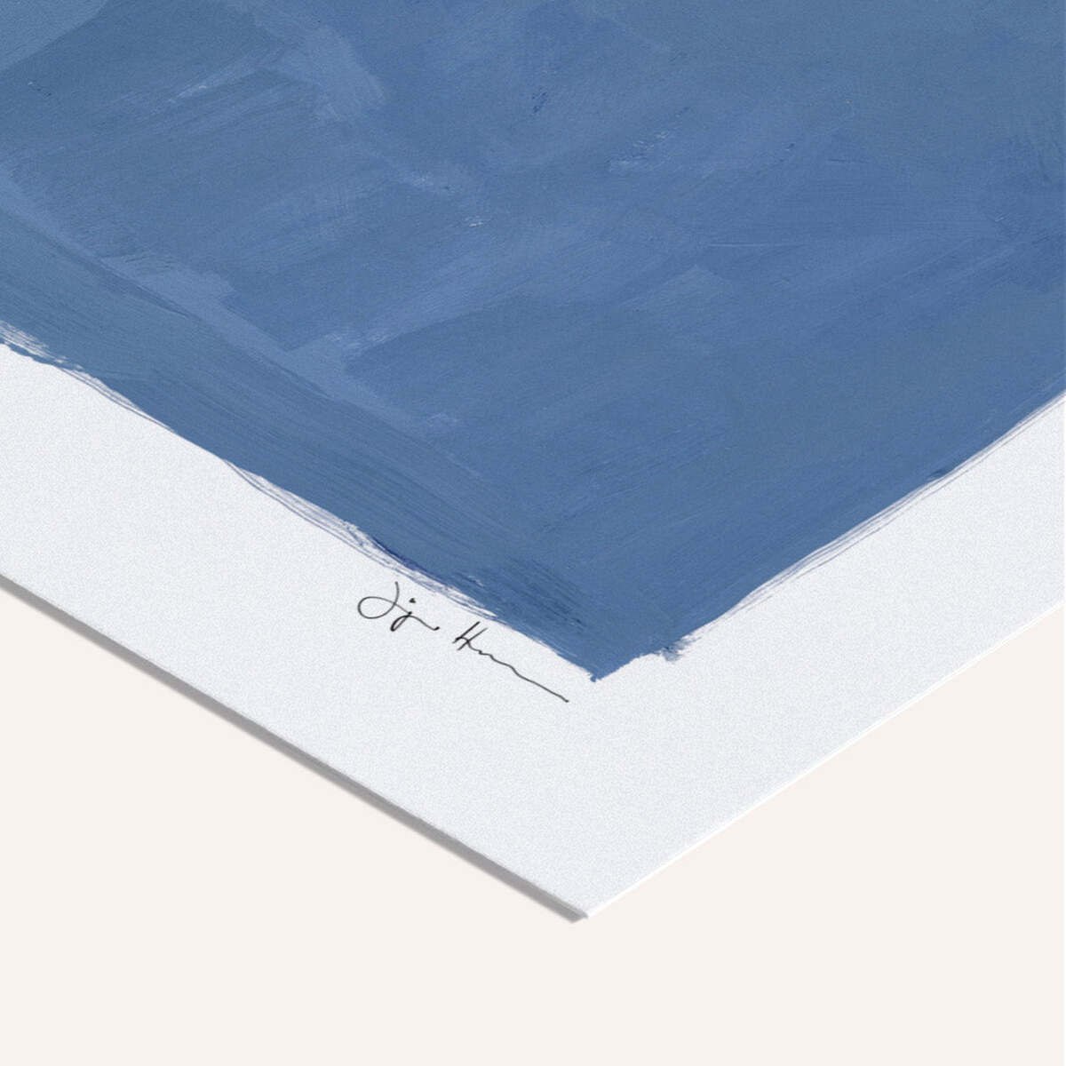 Detailaufnahme eines Kunstposters mit abstrakter blauer Farbfläche auf weißem Hintergrund, signiert von Jörgen Hansson. Das Bild ist im modernen minimalistischen Stil gestaltet und mit einem schlichten Rahmen präsentiert.