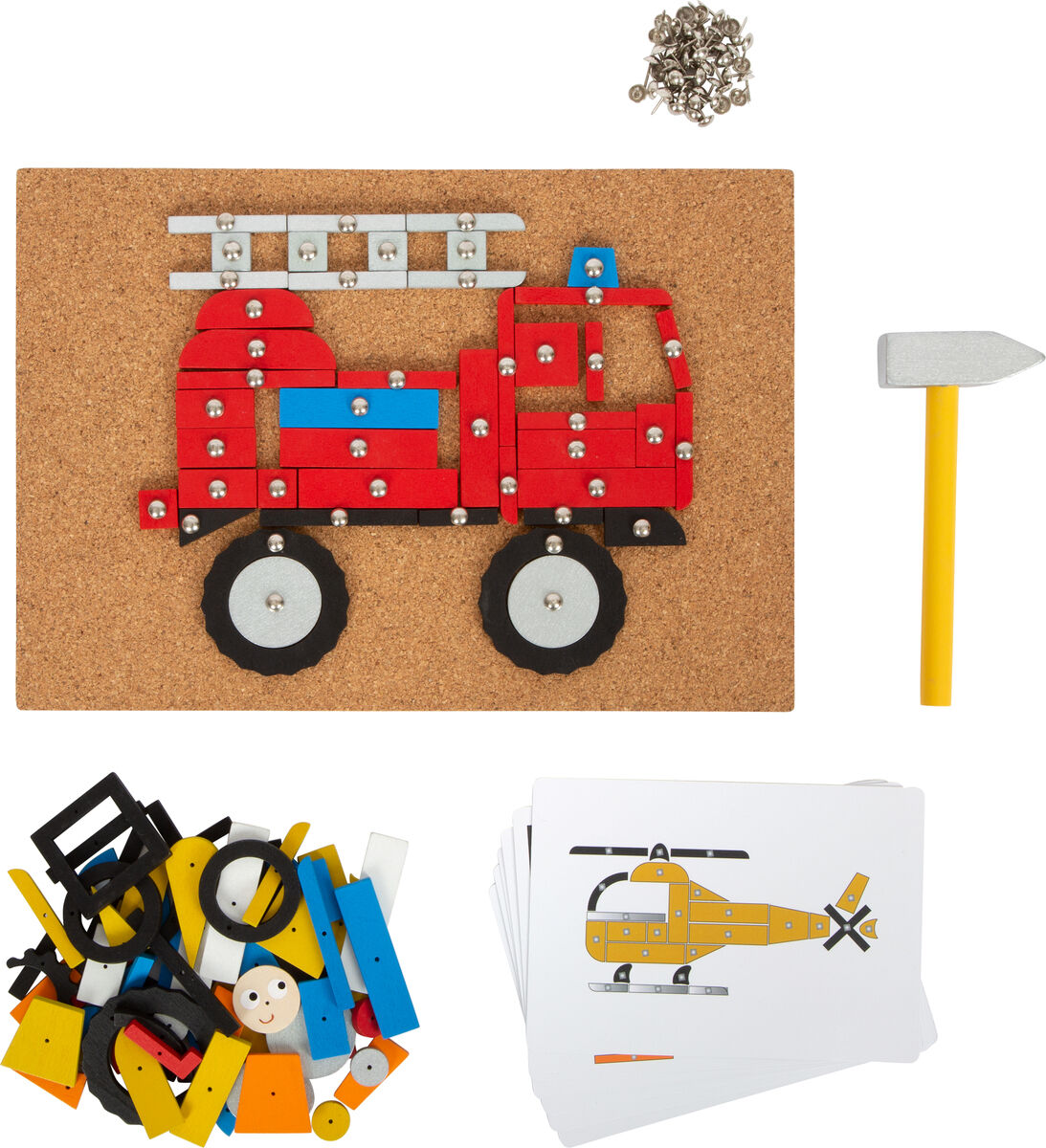 Ein Holzspielzeug namens »Hämmerchenspiel«, bestehend aus einer Korkplatte, bunten Bausteinen in verschiedenen Formen und Farben, einem gelben Hammer und Metallnägeln. Auf der Platte ist ein Feuerwehrauto als Beispiel dargestellt. Im Vordergrund liegen weitere Bausteine und Bastelanleitungen.
