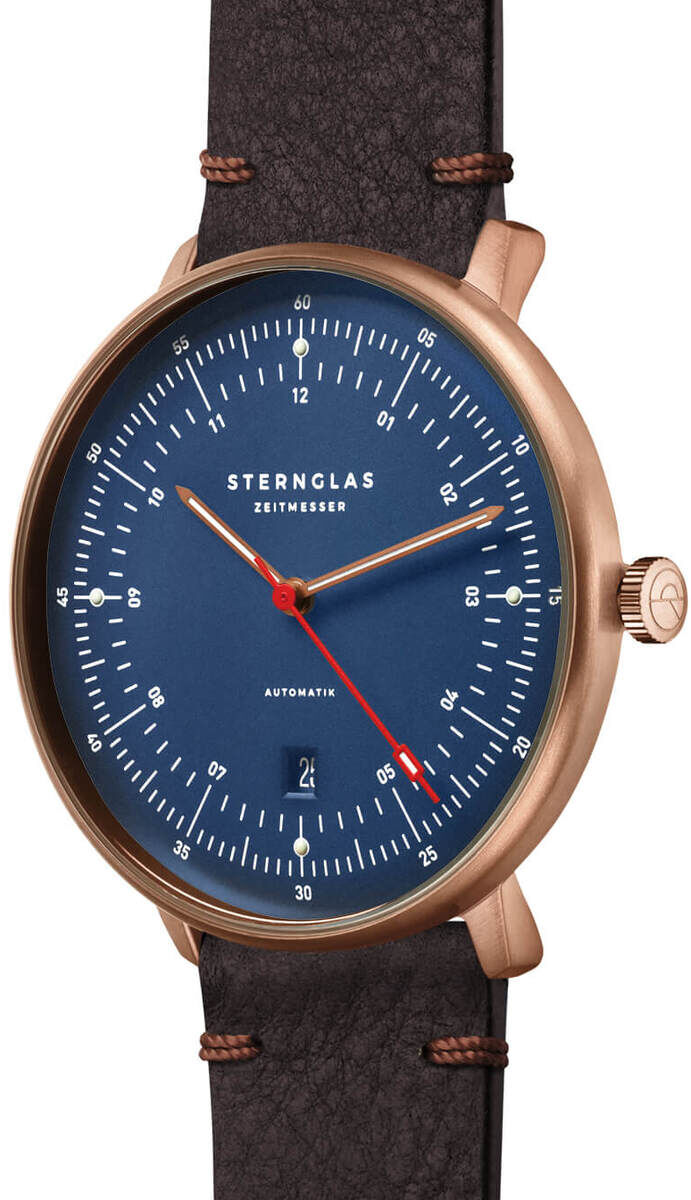 Die ZEIT-Sonderedition Uhr »Hamburg« in Bronze verfügt über ein blaues Zifferblatt, ein braunes Lederarmband und eine Datumsanzeige.