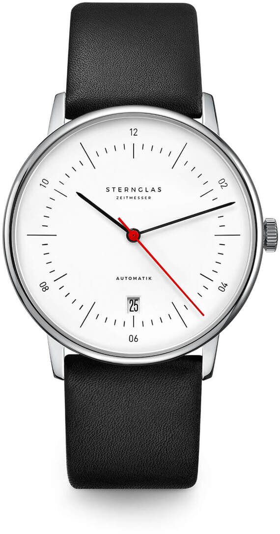 Die ZEIT-Sonderedition »Naos Automatik« Uhr zeigt eine minimalistische Herrenuhr mit einem schwarzen Lederarmband und einem weißen Ziffernblatt mit roten Akzenten. Das Gehäuse besteht aus Edelstahl.