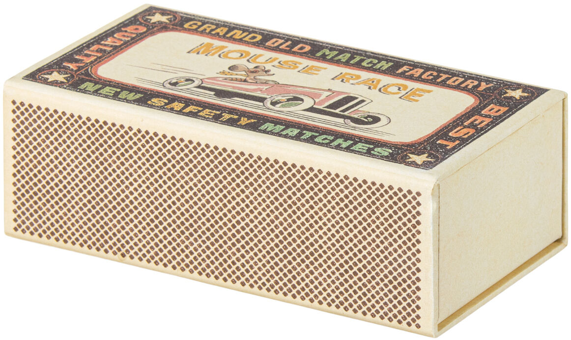 Eine Spielzeugmaus in einer Streichholzschachtel. Die Schachtel hat ein altes, vintage-inspiriertes Design mit der Aufschrift 'Mouse Race' und zeigt ein Rennwagenbild. Die Farben sind hauptsächlich Beige, Braun, Schwarz, Rot und Grün.