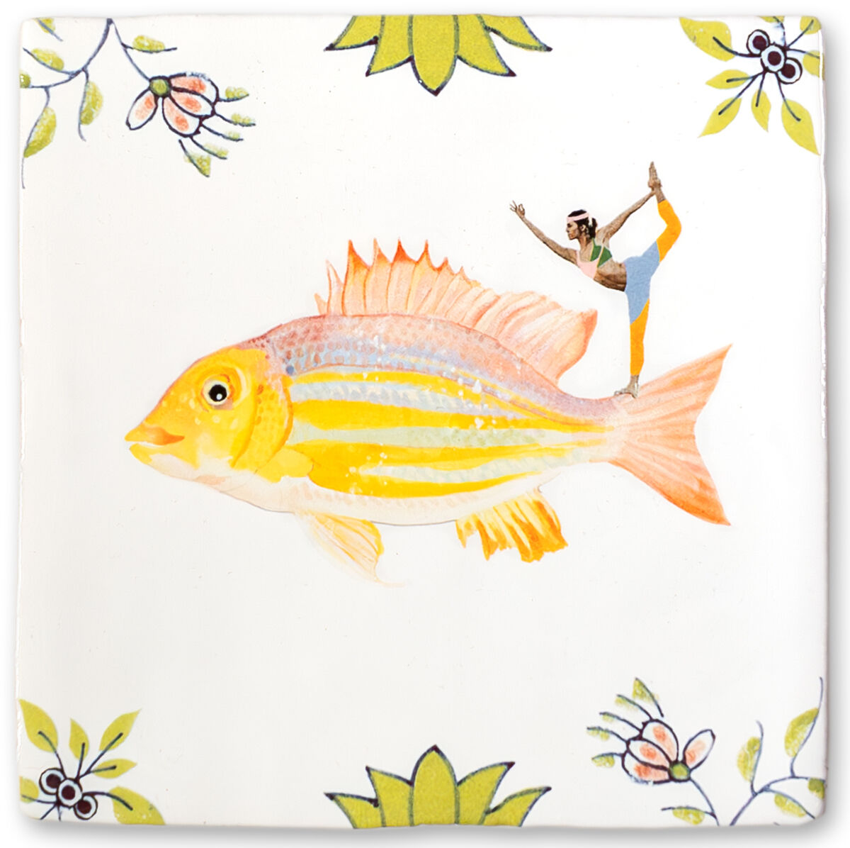 Handbemalte Keramikfliese mit einem gelben Fischmotiv, verziert mit grünen Blumen in den Ecken. Im Hintergrund zeigt eine Person eine Yoga-Pose auf dem Fisch.
