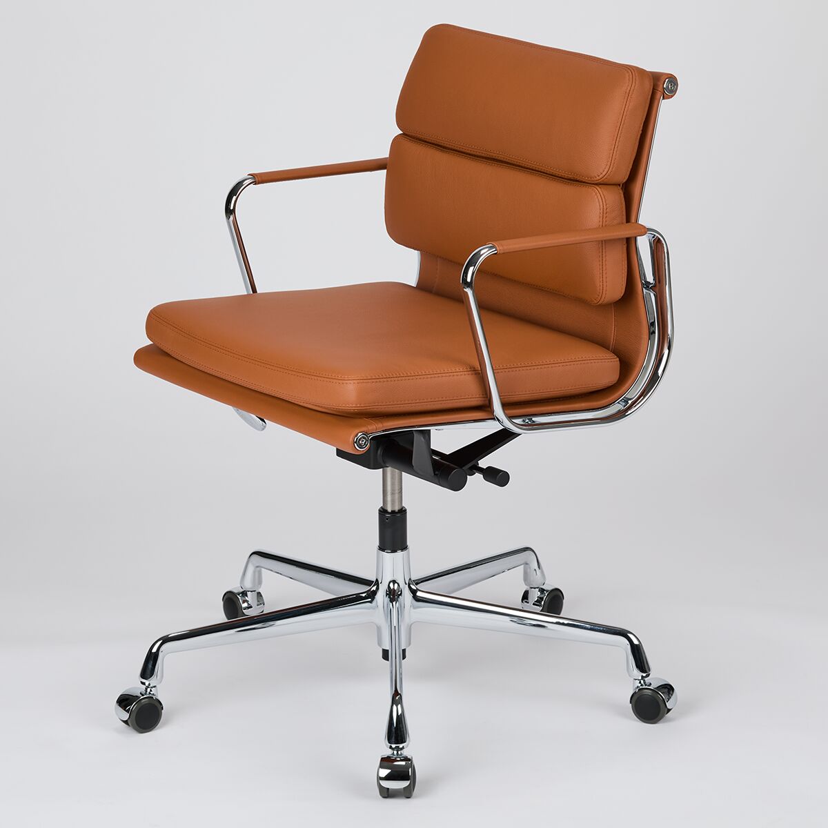 Ein brauner, ergonomischer Bürostuhl der ZEIT-Sonderedition »Vitra Soft Pad EA217« mit weichem Lederbezug und verchromtem Metallgestell. Der Stuhl hat Rollen und Armlehnen.