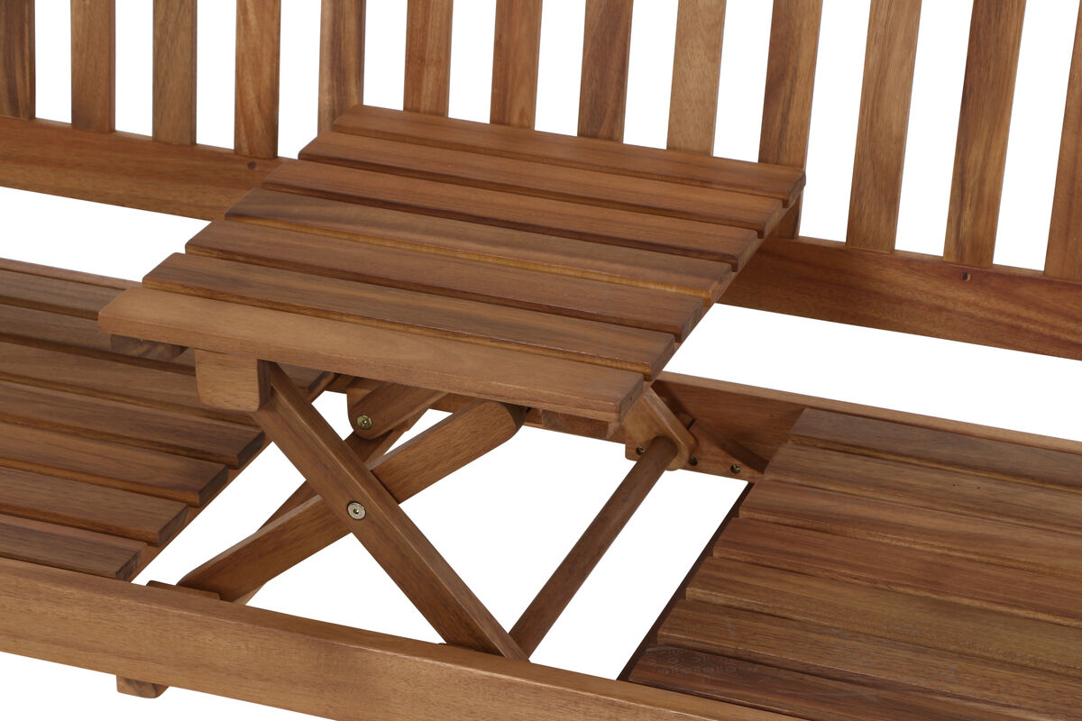 Nahaufnahme einer Pisa 3-Sitzer Bank aus Akazienholz mit herausklappbarem Tisch in der Mitte. Das Holz hat eine natürliche braune Farbe mit einer glatten Oberfläche und senkrechten Lamellen.