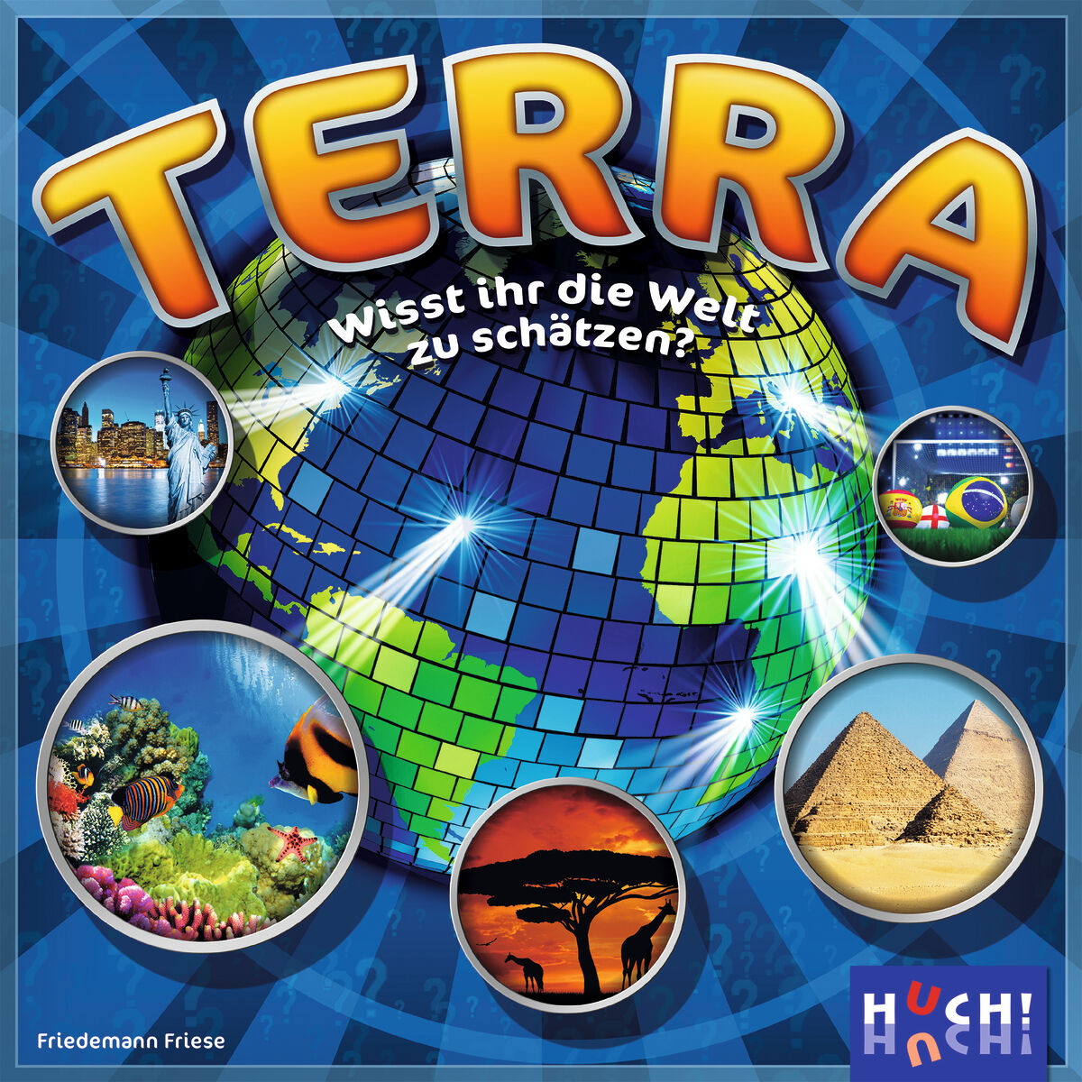 Das quadratische Spielcover zeigt in der Mitte eine stilisierte, leuchtend-blaue Weltkugel mit gelb-grüner Landmasse. Um die Erdkugel sind Fotos von Sehenswürdigkeiten, den Pyramiden, Korallenriff, Savanne und eine Skyline angeordnet. Oben steht groß der Titel TERRA.