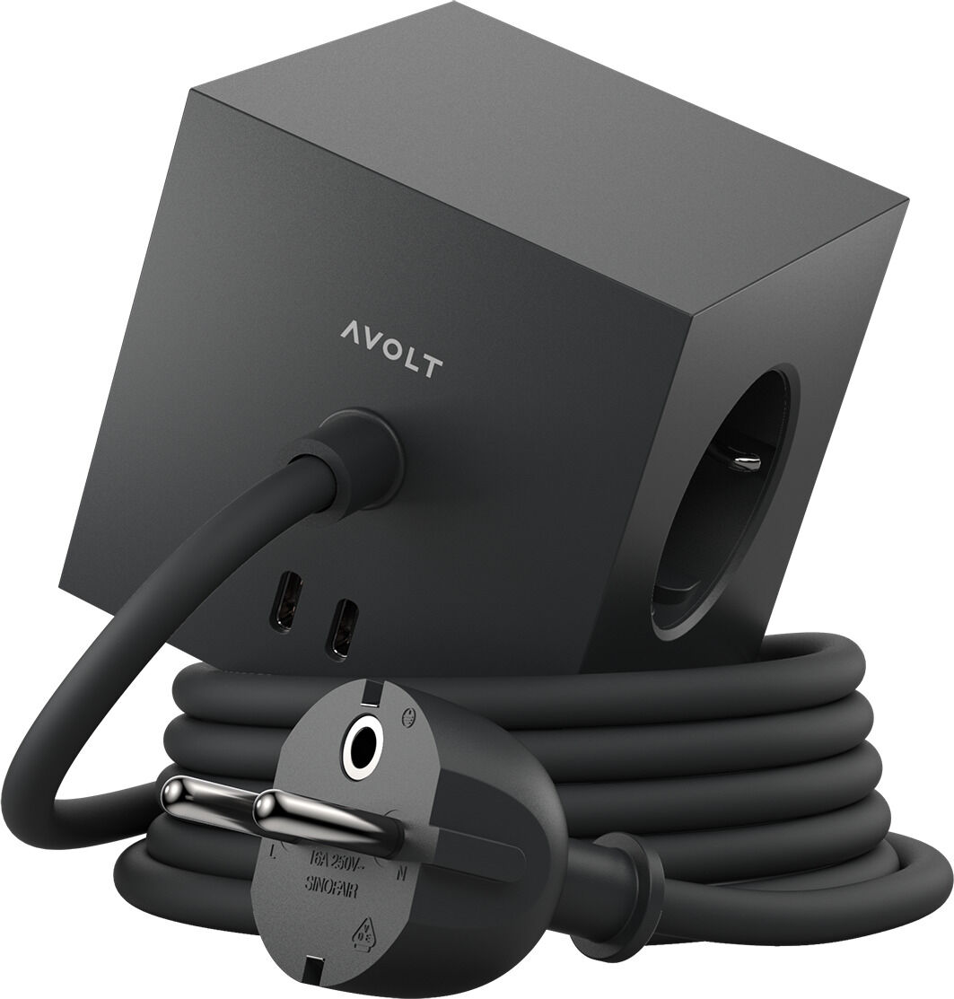 Ein schwarzes, quadratisches USB-C Netzteil mit magnetischer Verbindung und integriertem Kabel. Das Produkt hat ein minimalistisches und kompaktes Design, ideal für Technologie-Enthusiasten und Bürobedarf. Marke: Avolt.
