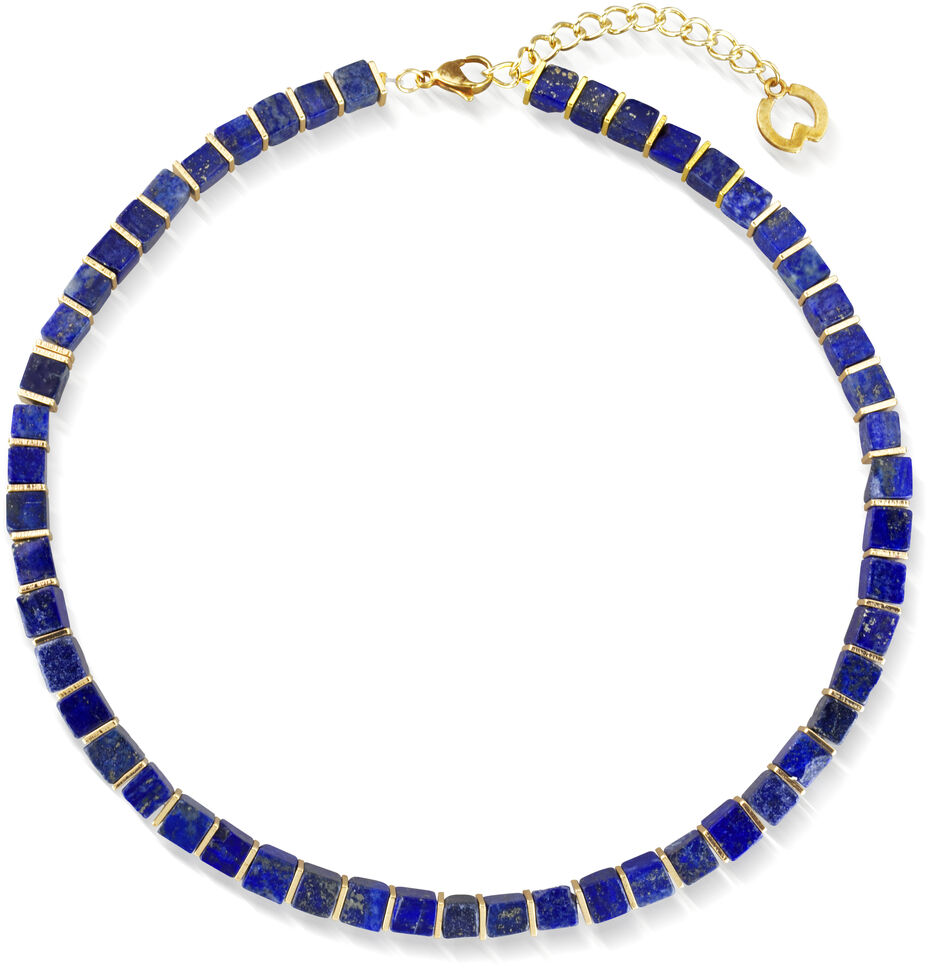 Das Collier "Zeit-2026-05" von Petra Waszak für Ars mundi zeigt eine Kette aus würfelförmigen, tiefblauen Lapis-Lazuli-Steinen, gleichmäßig angeordnet, kombiniert mit goldfarbenen Zierelementen und Karabinerverschluss mit Verlängerungskette. Elegantes, kunstvolles Design.