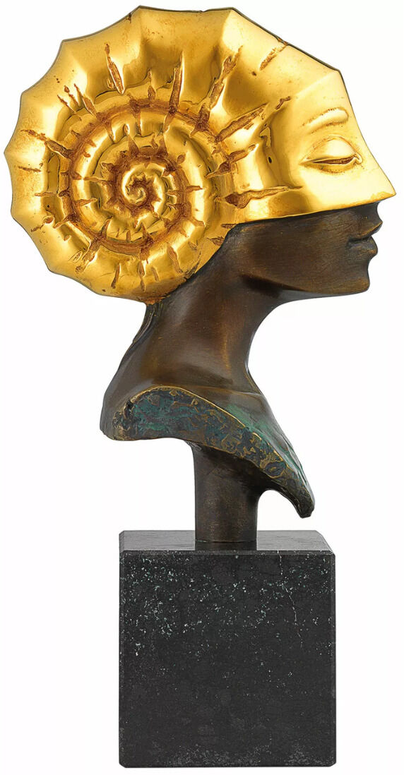 Bronzene Büste von Michael Becker mit der Bezeichnung »Kopf der Ammonite«, die eine weibliche Figur mit einer Ammoniten-ähnlichen Kopfbedeckung darstellt, auf einem schwarzen Sockel montiert.