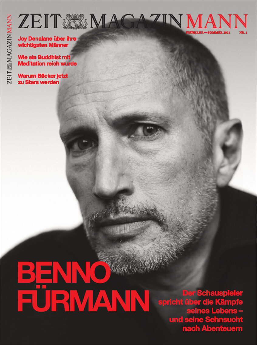 Cover des ZEITmagazin MANN 1/21 mit einem Porträt von Benno Fürmann. Der Titel und verschiedene Artikelankündigungen sind auf Deutsch abgedruckt. Das Titelbild zeigt eine Nahaufnahme des Schauspielers mit einem ernsten Gesichtsausdruck. Der Hintergrund ist dunkelgrau, und die Textfarben sind hauptsächlich rot und weiß.