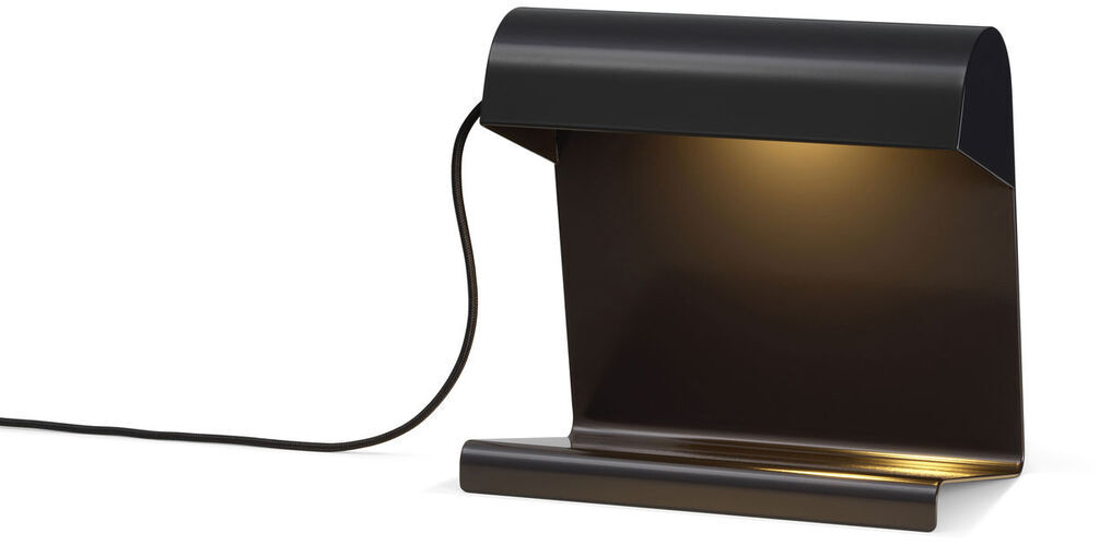 Schwarze Tischlampe mit schlichtem, modernem Design. Die Lampe besteht aus einer Metallstruktur, mit einer gebogenen Form und einem gelben Licht, das nach unten abstrahlt. Sie hat ein stromsparendes LED-Leuchtmittel.